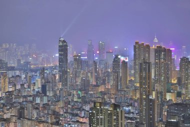 Geceleri bir HK silueti, ışıklar bir senfoni