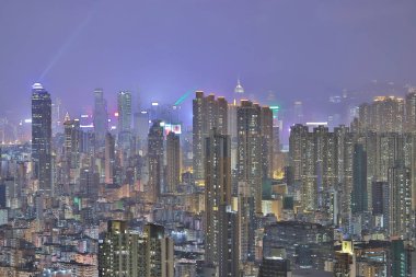 Geceleri bir HK silueti, ışıklar bir senfoni