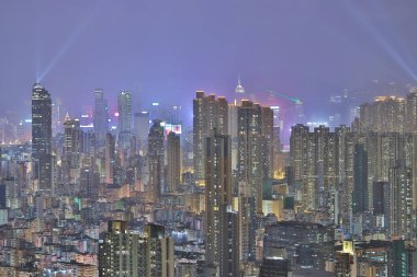 Geceleri bir HK silueti, ışıklar bir senfoni