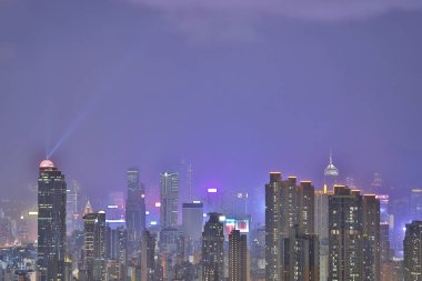 Geceleri bir HK silueti, ışıklar bir senfoni