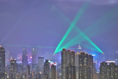 Geceleri bir HK silueti, ışıklar bir senfoni