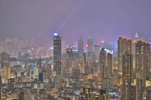 Geceleri bir HK silueti, ışıklar bir senfoni