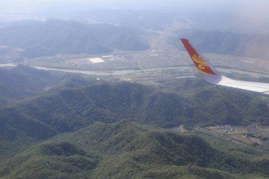 Topraklara seyir uçak penceresinin havadan görünümü 