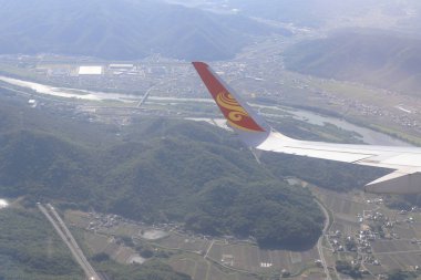 Topraklara seyir uçak penceresinin havadan görünümü 