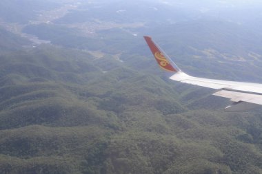 Topraklara seyir uçak penceresinin havadan görünümü 