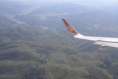 Topraklara seyir uçak penceresinin havadan görünümü 