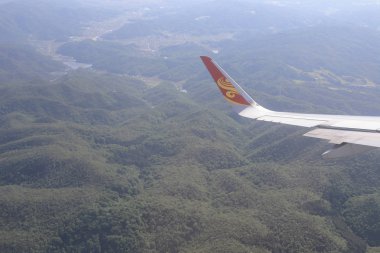 Topraklara seyir uçak penceresinin havadan görünümü 