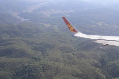 Topraklara seyir uçak penceresinin havadan görünümü 