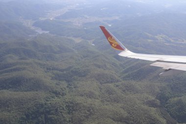 Topraklara seyir uçak penceresinin havadan görünümü 