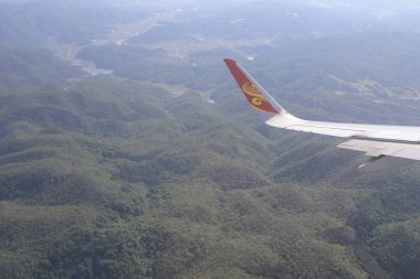 Topraklara seyir uçak penceresinin havadan görünümü 