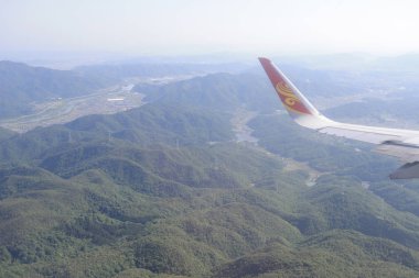 Topraklara seyir uçak penceresinin havadan görünümü 