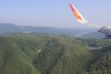 Topraklara seyir uçak penceresinin havadan görünümü 