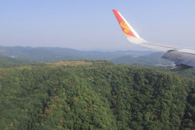 Topraklara seyir uçak penceresinin havadan görünümü 