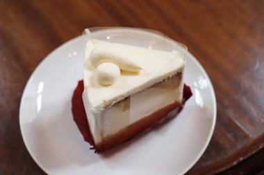 bir beyaz pasta masada 