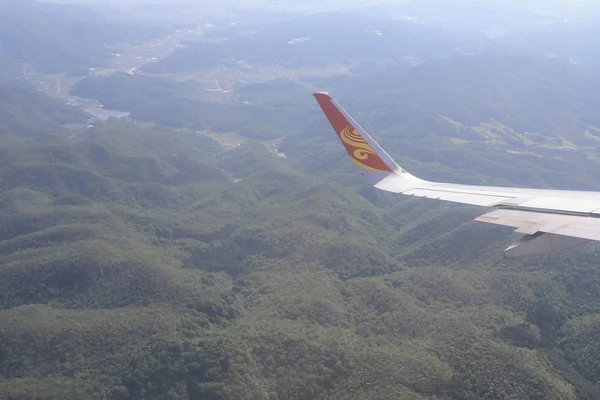 Topraklara seyir uçak penceresinin havadan görünümü 