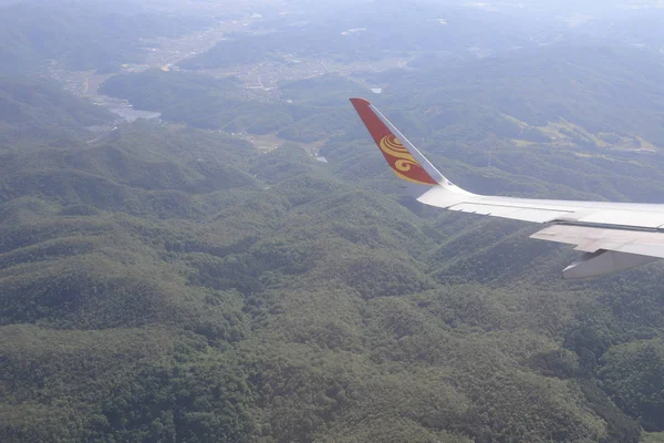 Topraklara seyir uçak penceresinin havadan görünümü 