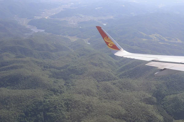 Topraklara seyir uçak penceresinin havadan görünümü 