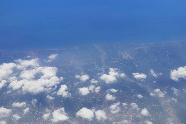 土地を飛行機の窓の空撮 — ストック写真