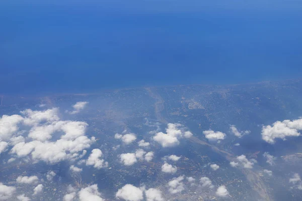 土地を飛行機の窓の空撮 — ストック写真