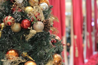 Dekore Noel ağacı ışıkları ve süs eşyaları ile