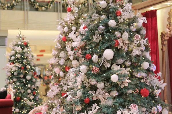 Árvore Natal Decorada Com Luzes Ornamentos — Fotografia de Stock