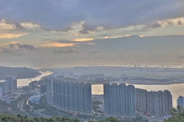 Tung Chung kasabasının por Kai Shan 'da bir görünüm 