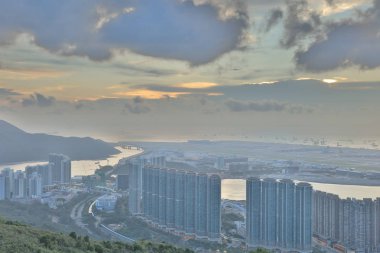 Tung Chung kasabasının por Kai Shan 'da bir görünüm 
