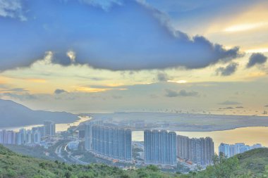 Tung Chung kasabasının por Kai Shan 'da bir görünüm 