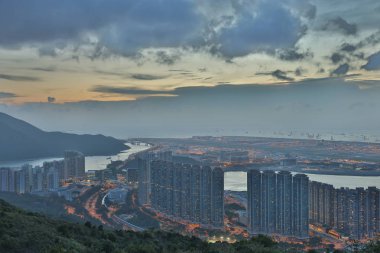 Tung Chung kasabasının por Kai Shan 'da bir görünüm 