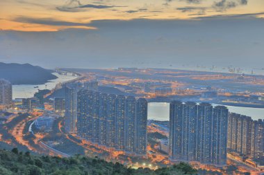 Tung Chung kasabasının por Kai Shan 'da bir görünüm 