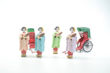 heykel ve kırmızı vintage oryantal çekçek taksi