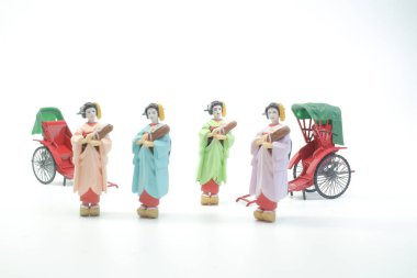 heykel ve kırmızı vintage oryantal çekçek taksi