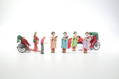 heykel ve kırmızı vintage oryantal çekçek taksi