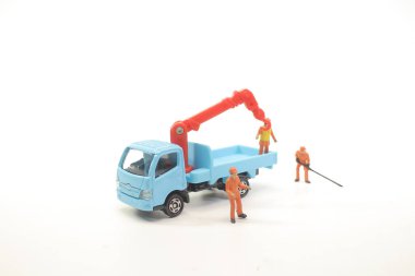 Bir ülkede mini işçiler ile yol çalışmaları