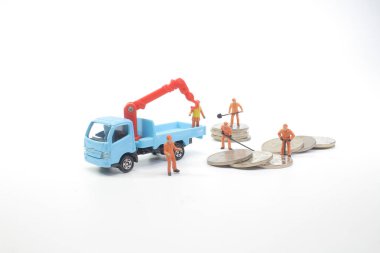 Bir ülkede mini işçiler ile yol çalışmaları