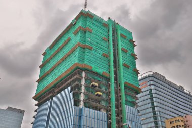 Yukarıda vinç ile inşaat altında bir ofis