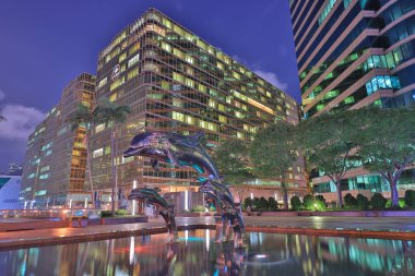 bir Hong Kong, Çin. Gümüş yunus heykeli 