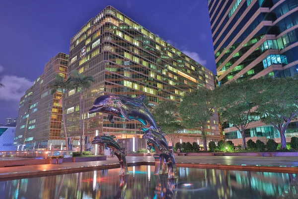 bir Hong Kong, Çin. Gümüş yunus heykeli 