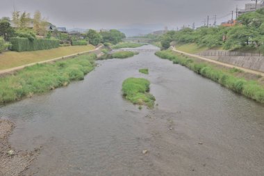 Kamo Nehri ile sol Pontocho sokakta Kyoto üzerinde