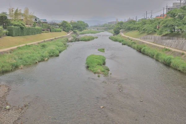 Kamo Nehri ile sol Pontocho sokakta Kyoto üzerinde