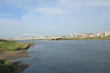 Osaka, Japonya manzarası Yodogawa Nehri üzerinde