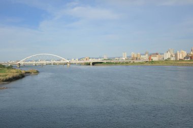 Osaka, Japonya manzarası Yodogawa Nehri üzerinde