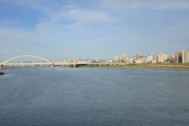 Osaka, Japonya manzarası Yodogawa Nehri üzerinde