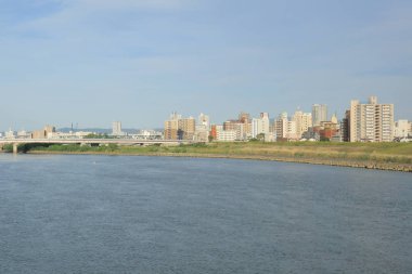 Osaka, Japonya manzarası Yodogawa Nehri üzerinde