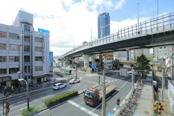 大阪環状線の電車の窓から見る — ストック写真