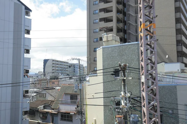 大阪環状線の電車の窓から見る — ストック写真