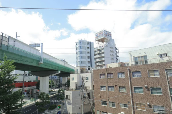 大阪環状線の電車の窓から見る — ストック写真