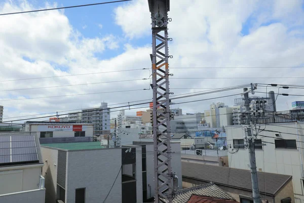 大阪環状線の電車の窓から見る — ストック写真