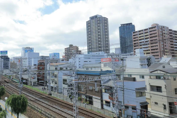 大阪環状線の電車の窓から見る — ストック写真