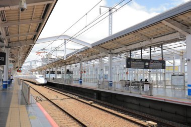 Shinkansen tren istasyonunda Okayama durdurma 
